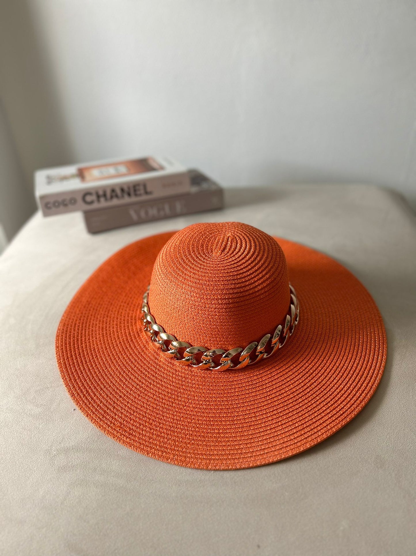 Chapeau en paille orange à chaînes dorée