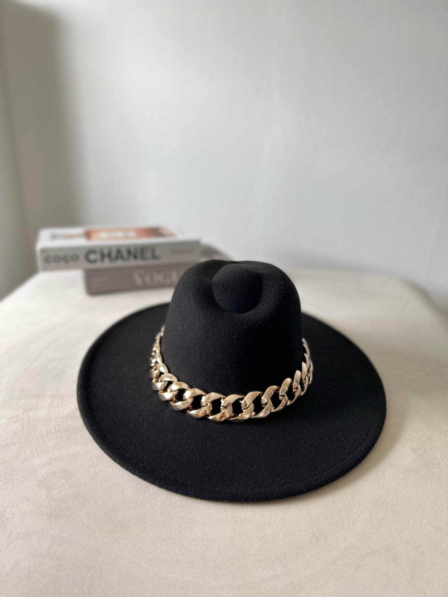 Chapeau noir à chaînes
