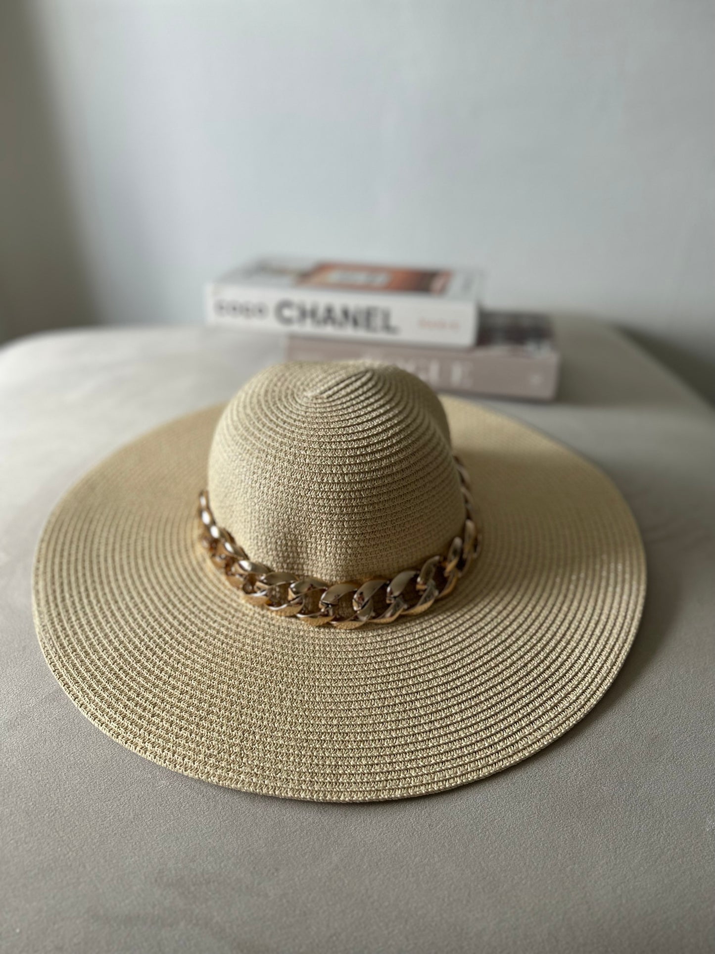 Chapeau en paille beige à chaînes dorée